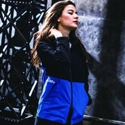 スポーティな機能性と多様なセットアップが可能　ハイスペックなテックウェア　9515フーディジャケット　ユニセックス 47サーフブルー / S