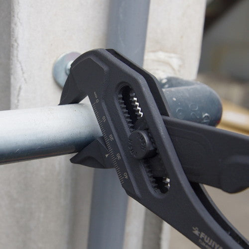 配管工事、自動車整備などボルト、ナット、パイプを掴んで回す様々な作業に【黒金】パワーモンキープライヤー