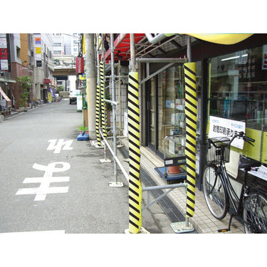 単管足場の 養生・注意喚起 安全表示に　足場単管用トラ養生カバー