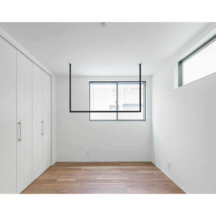 部屋は四角。窓も四角。物干しも　天井付け物干し　kacu
