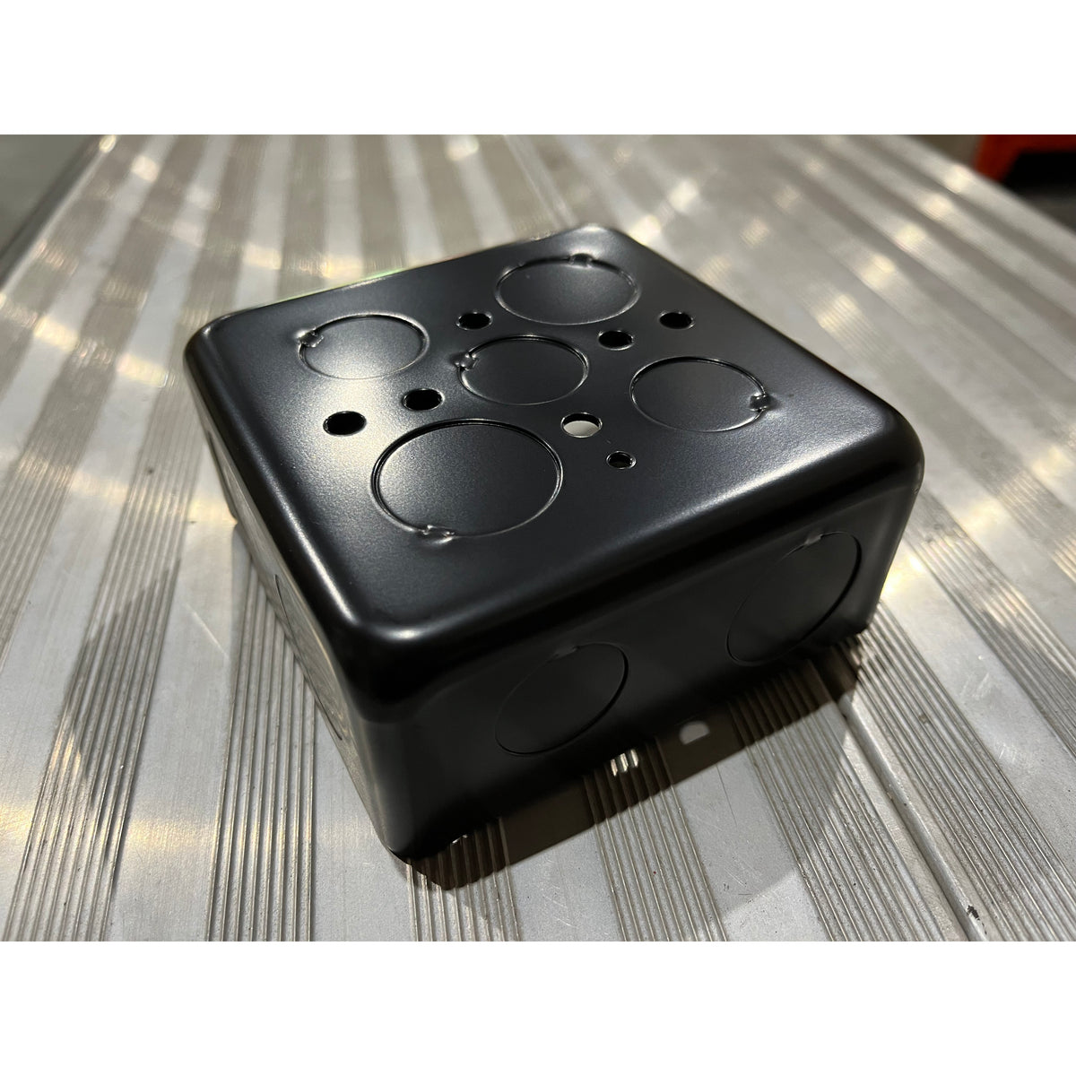 外山電気 OB441B ブラック 中四角アウトレットBOX浅形 側面ノック — シザいもん