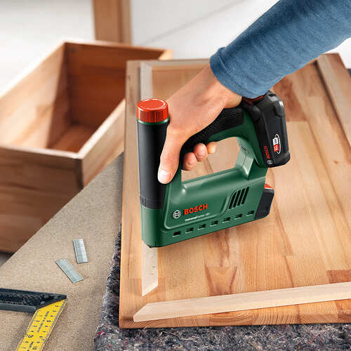 ボッシュ UT118HSET 18Vコードレスタッカー＋バッテリー充電器セット