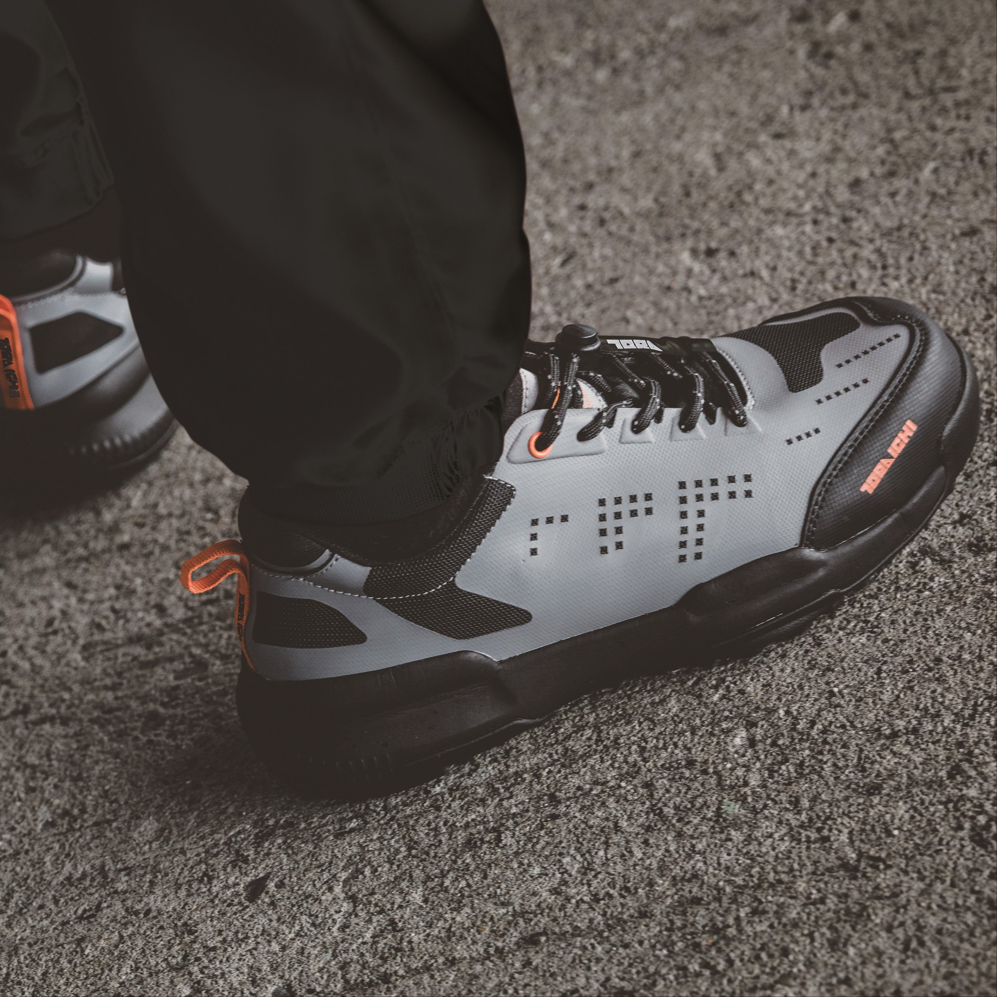 寅壱 0287-964 セーフティスニーカー グレー 着用画