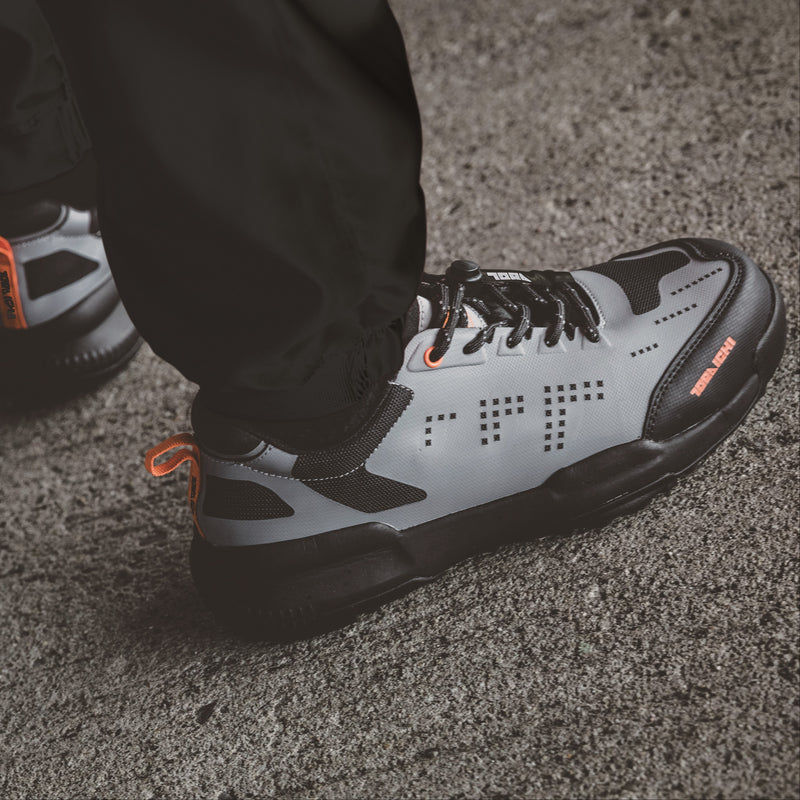 寅壱 0287-964 セーフティスニーカー グレー 着用画