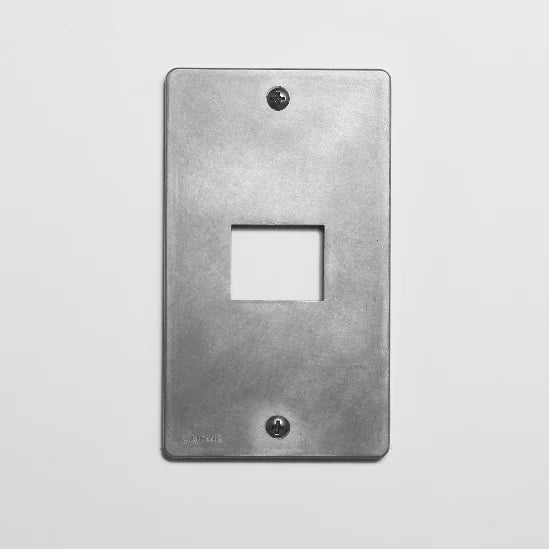 ゾルボンヌ ZS4-S101 角穴スイッチプレート アルミダイカスト 1口